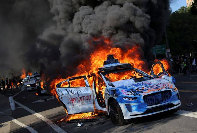 Sejumlah Mobil Otonom Dibakar di Kerusuhan Los Angeles